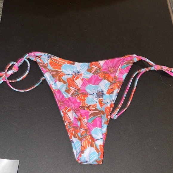 Other - 🍀5/$25🍀 Floral Medium bikini bottoms